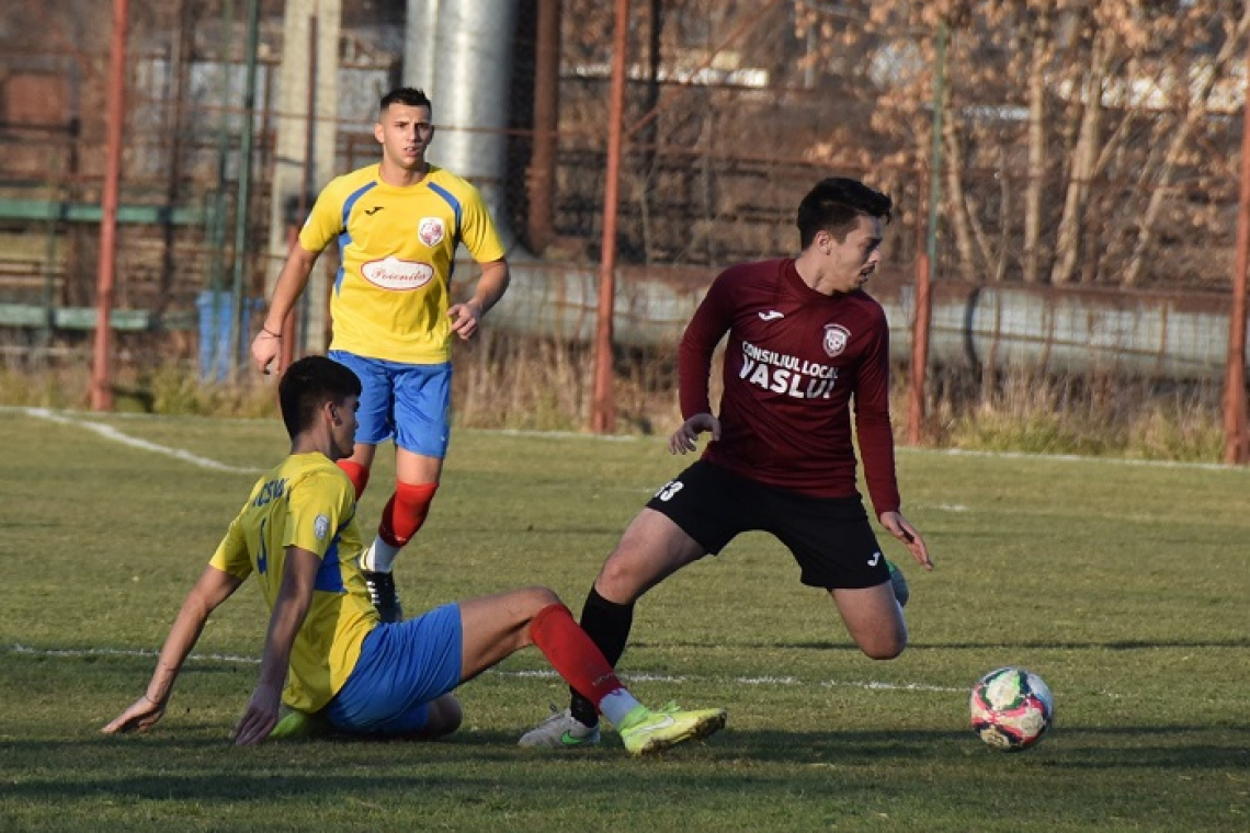 Cum poți pierde un meci la masa verde: Te dai la arbitru!