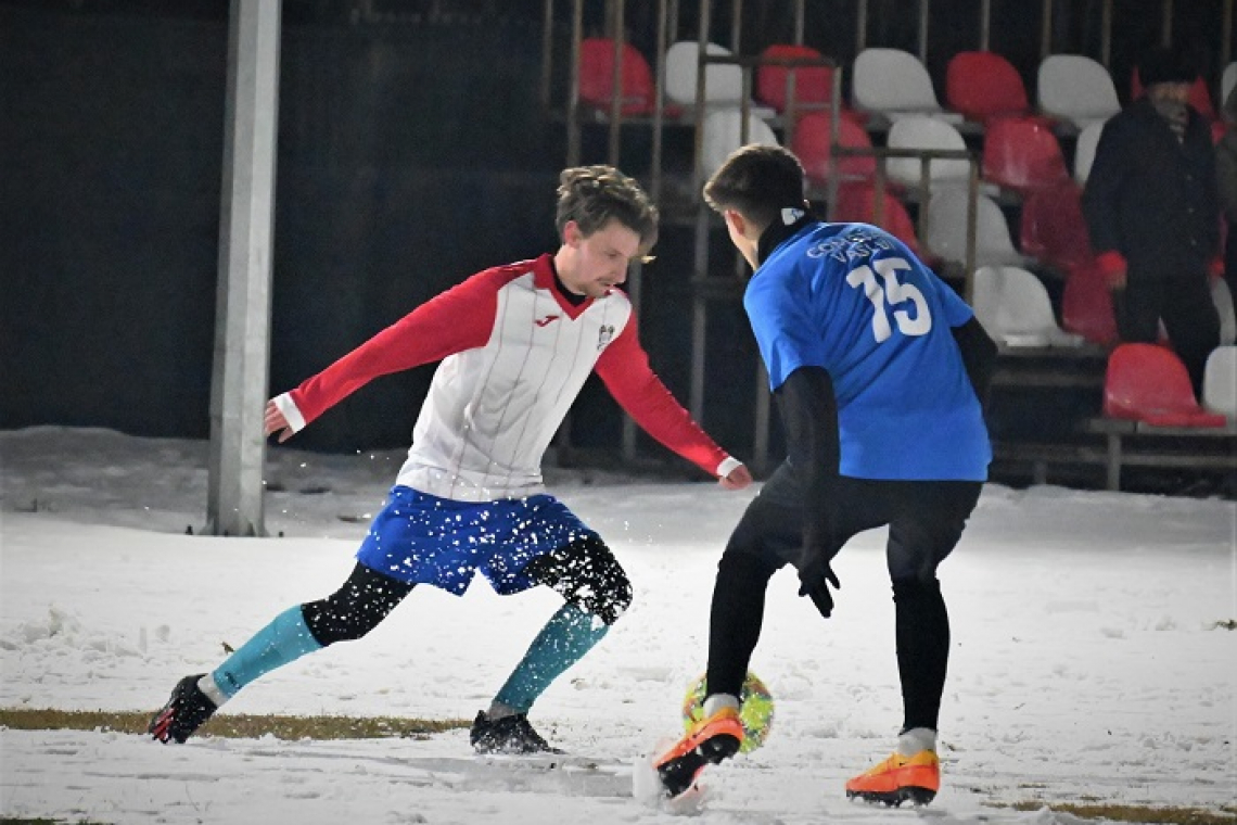 Brodocul o ține dintr-un amical în altul!