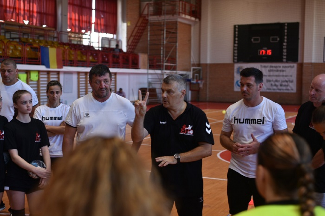 Două handbaliste din Vaslui se pregătesc cu antrenori de Champions League