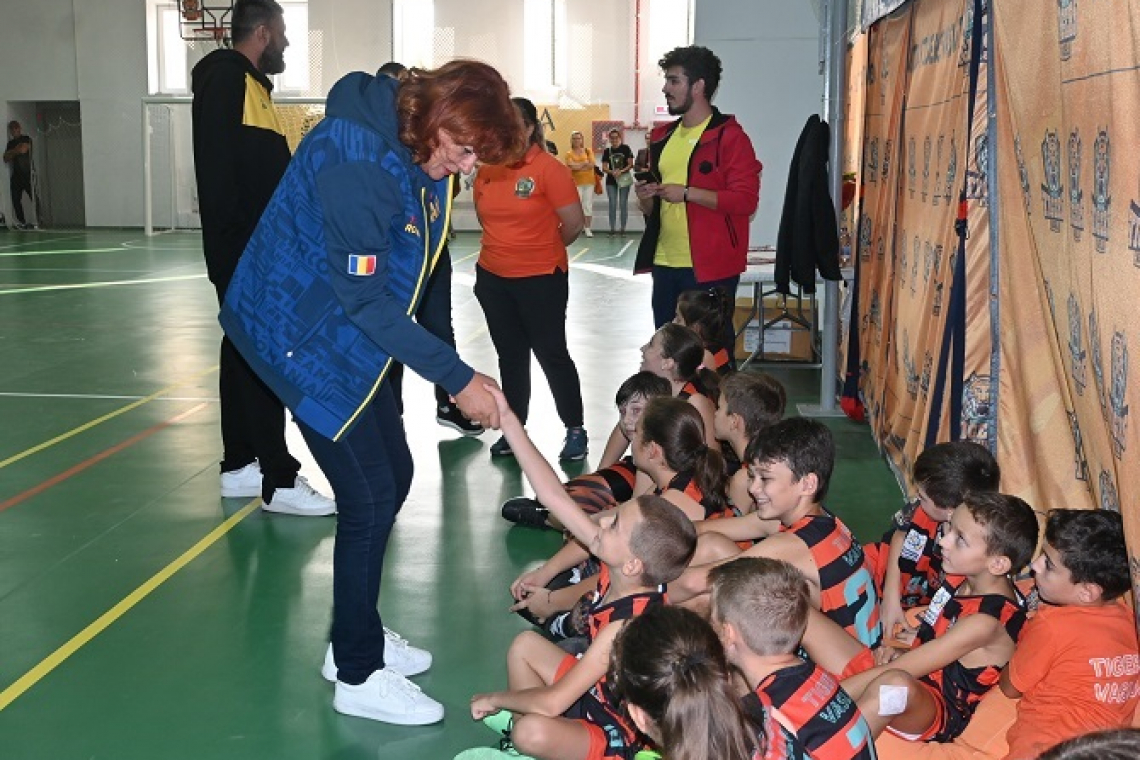 Președintele Federației Române de Baschet, în mijlocul copiilor de la Sporting Tigers Vaslui
