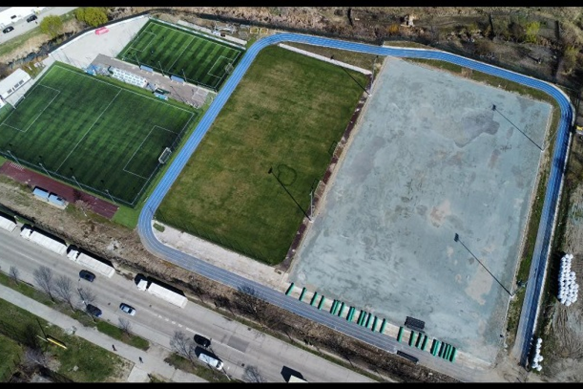 Terenul sintetic din baza sportivă LPS Vaslui prinde contur