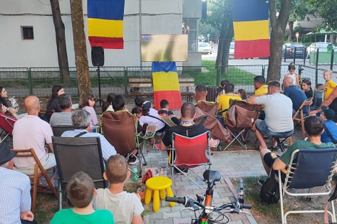 Cu televizorul în parc pentru a susține tricolorii: Arena din cartierul „13 Decembrie”
