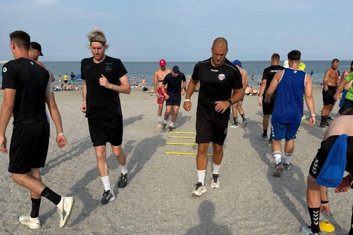 Echipa de handbal a CSM Vaslui se află în cantonament la mare!