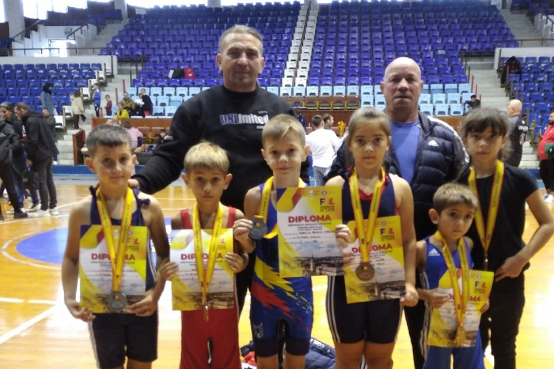 Șase medalii pentru micii luptători de la CS Viitorul Vaslui, la Festivalul Național de Lupte de la Târgu Mureș