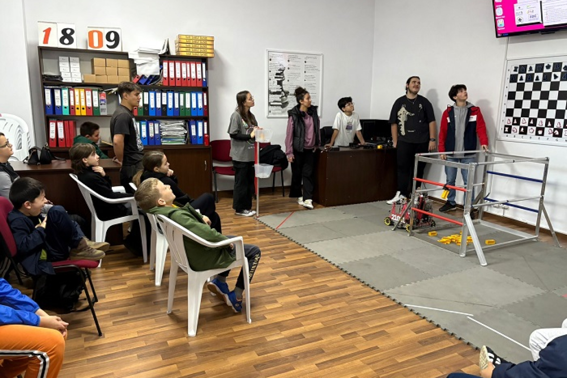 Șahiștii CSM Vaslui, față în față cu tehnologia: echipa roLERbot a adus roboții în lumea sportului minții
