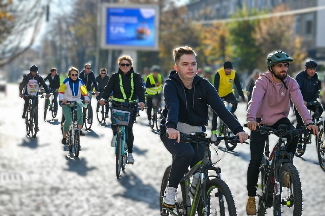 Vasluiul a pedalat din nou! Zeci de participanți, de la cei mai mici până la adulți, au luat parte la ediția de toamnă a evenimentului „Vasluiului Pedalează”