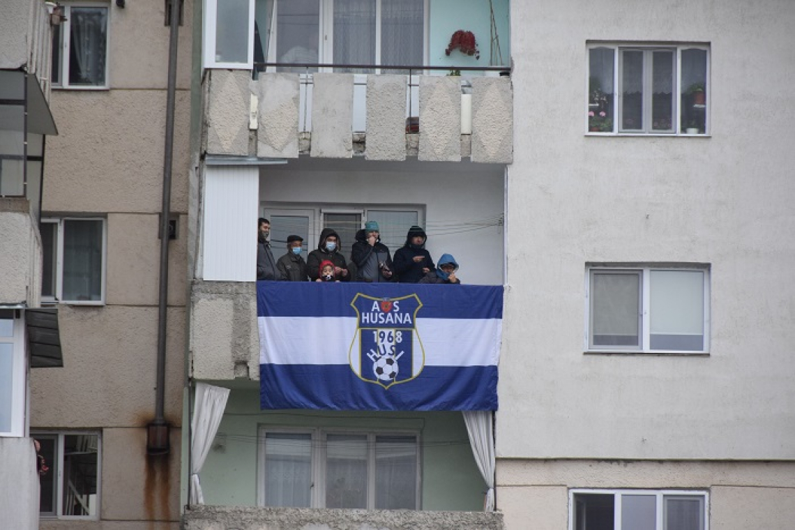 Interes maxim! Un loc la balcon s-a vândut cu 100 lei!