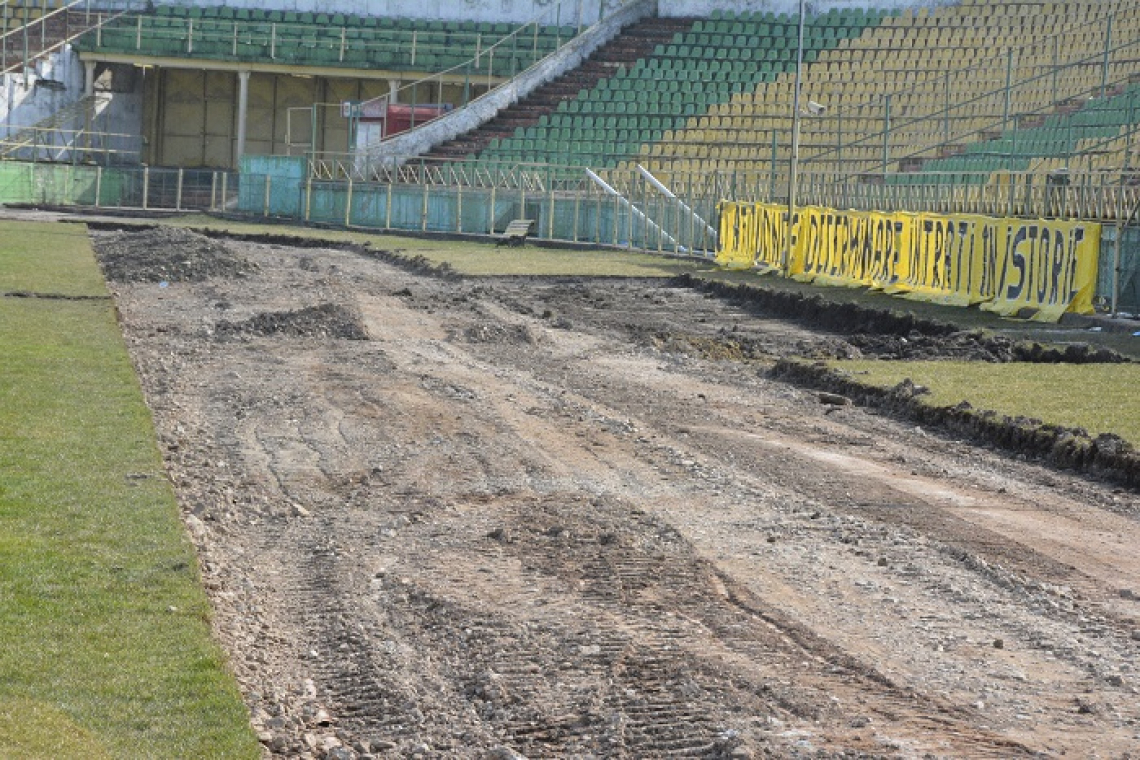 FOTO/ Au început lucrările la noua pistă de atletism de pe Municipal