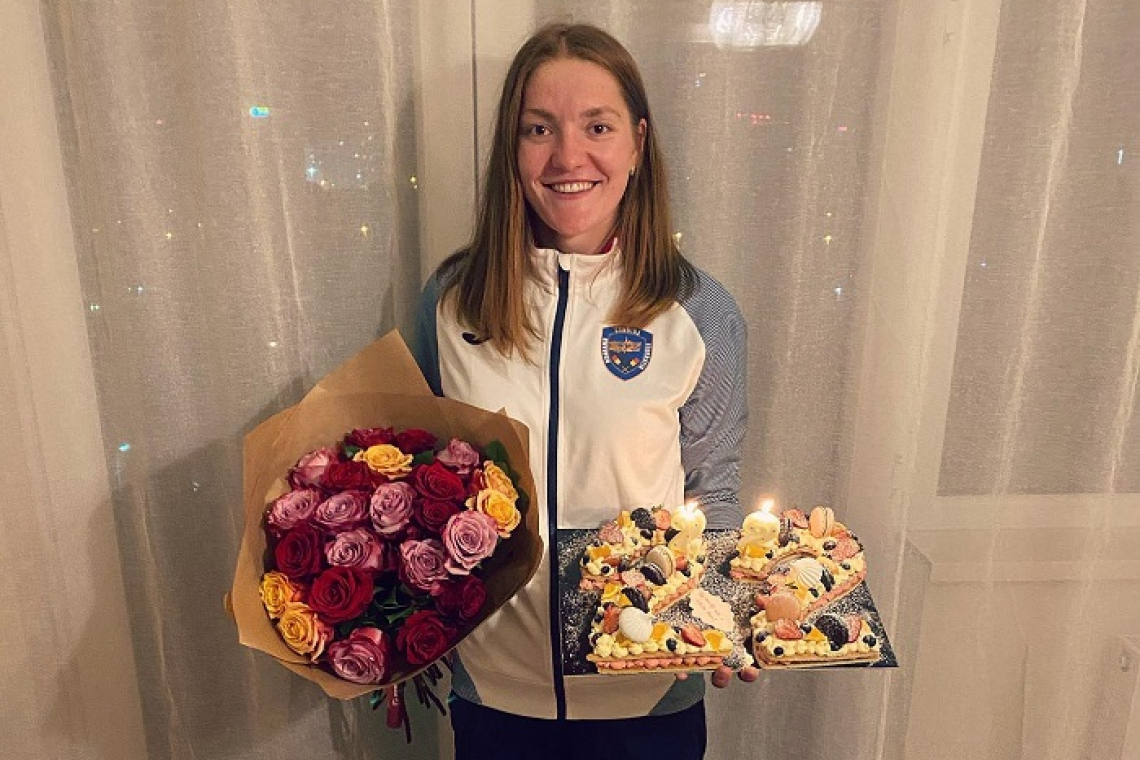 Surpriza de acasă! Așteptată cu flori și tort de ziua ei!