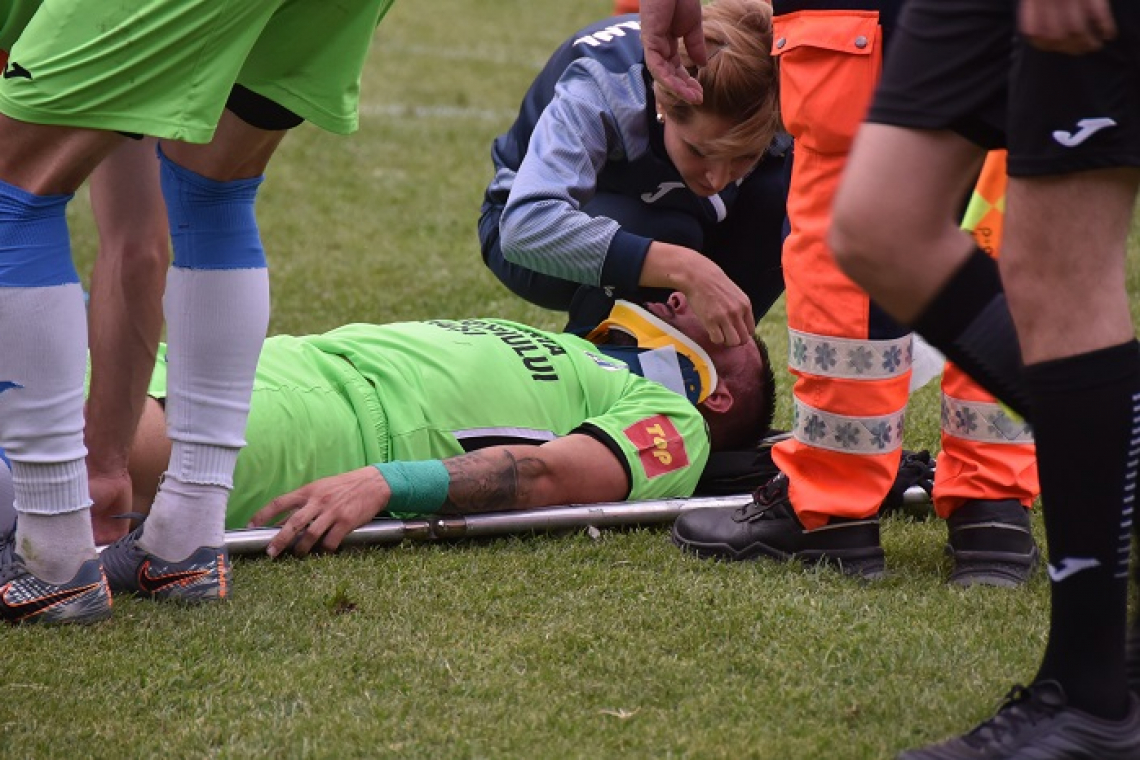 La un pas de tragedie: Fotbalistul Solomon și-a pierdut cunoștința pe teren