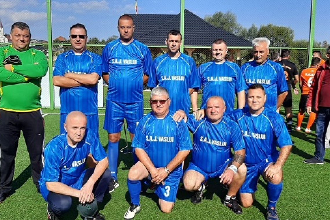 Ambulanțierii au dat-o pe fotbal