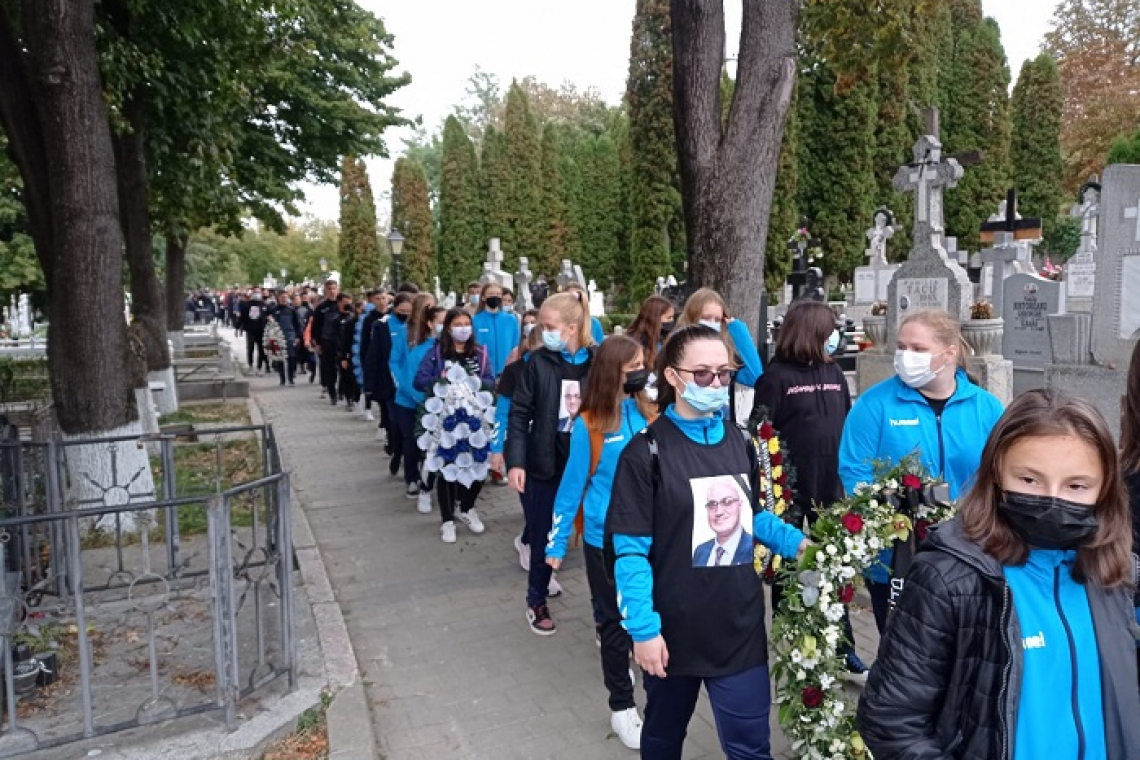 Râuri de lacrimi la înmormântarea profesorului Sorin Onofrei