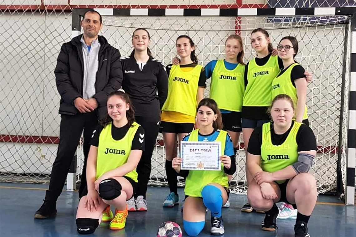 Școala ”Elena Cuza” a câștigat faza județeană a ONSS la handbal fete