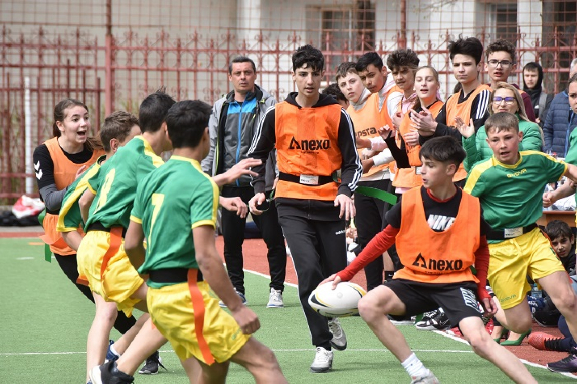 Drumul către performanță trece prin curtea școlii: Unul dintre cele mai antrenante sporturi de masă, rugby-tag, a prins la elevii din Vaslui!