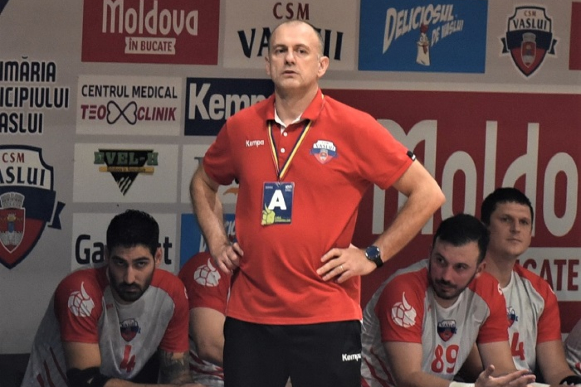 Bogdan Pralea alături de selecționerul Xavier Pascual