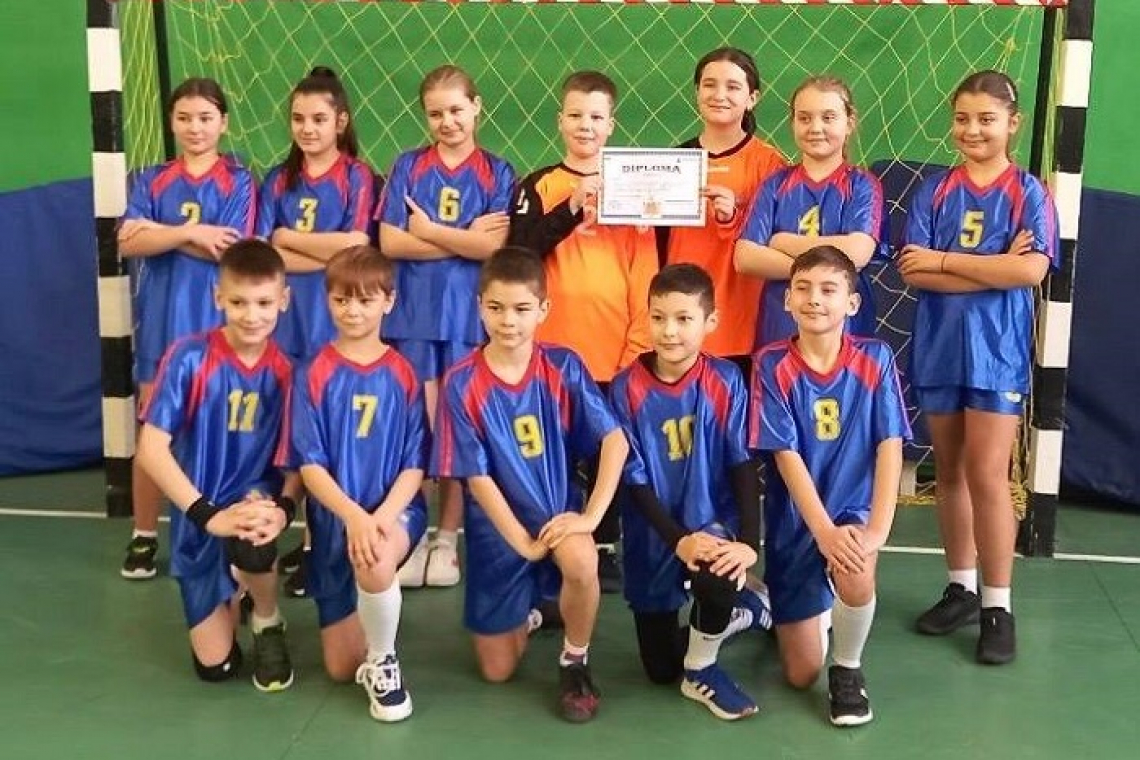 Școala „Mihail Sadoveanu” Vaslui a câștigat faza locală la minihandbal