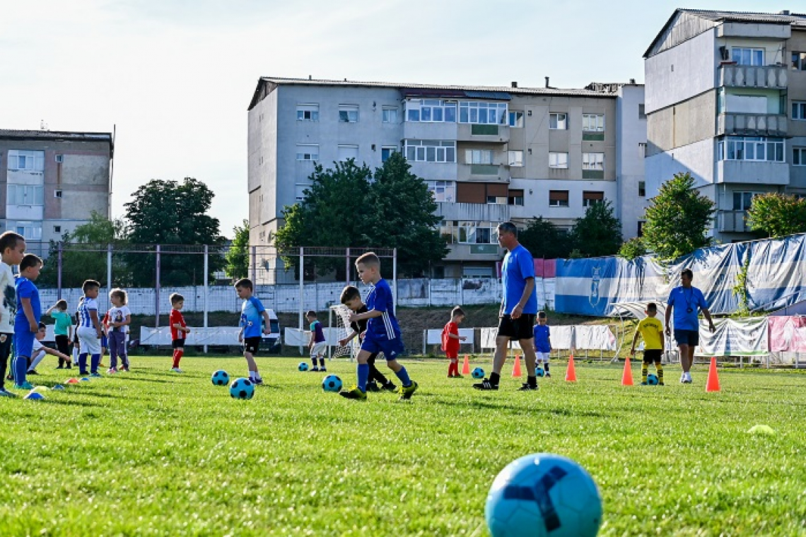 Lionel Messi și Cristiano Ronaldo, alături de ariciul Sonic la antrenamentele lui ACS Hușana Huși