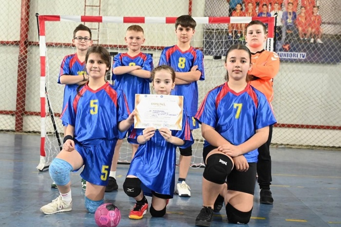 Școala „Mihail Sadoveanu” Vaslui, campioană județeană la minihandbal mixt