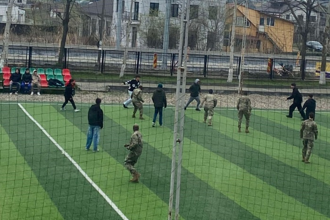 Soldații americani provocați la fotbal de liceenii de la „Emil Racoviță”