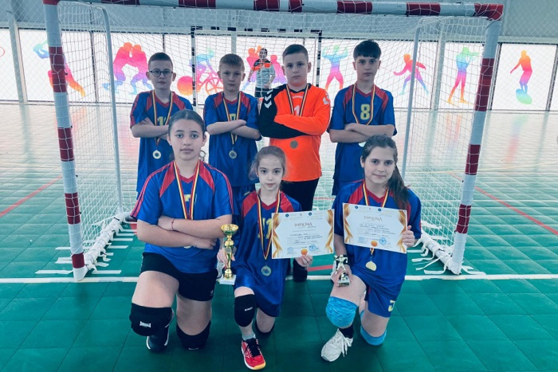 Mențiune pentru Școala „Mihail Sadoveanu” Vaslui la minihandbal mixt