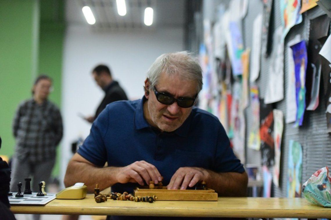 Nevăzătorul George Bratu, „pata de culoare” a Trofeului „Sergent Major” la șah. Campion la categoria +50 de ani