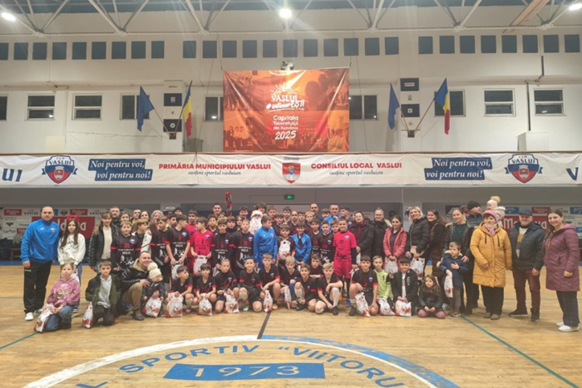Moș Crăciun, alături de micii fotbaliști de la CSM Vaslui într-un eveniment plin de emoție