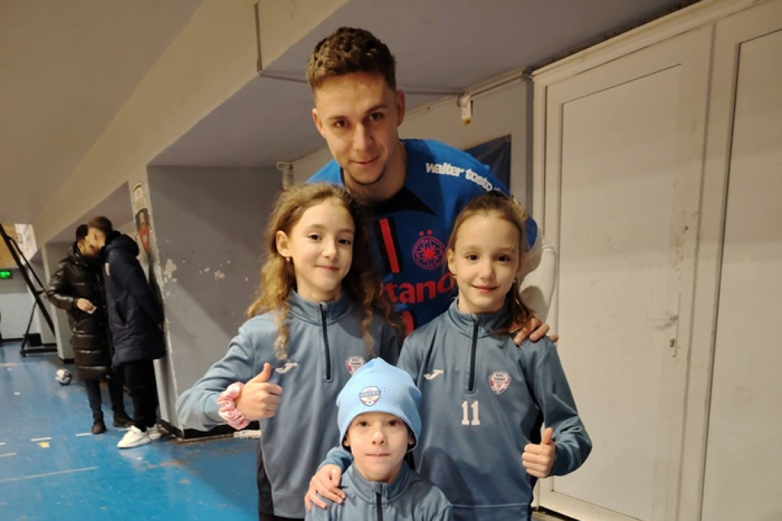 Louis Munteanu a fost surprins în tricoul FCSB la un meci în sală organizat de ACS Ivacec