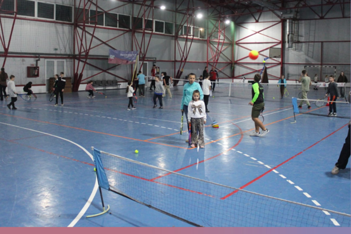 Peste 70 de copii din Huși au avut acces gratuit la tenis printr-un program sportiv de incluziune