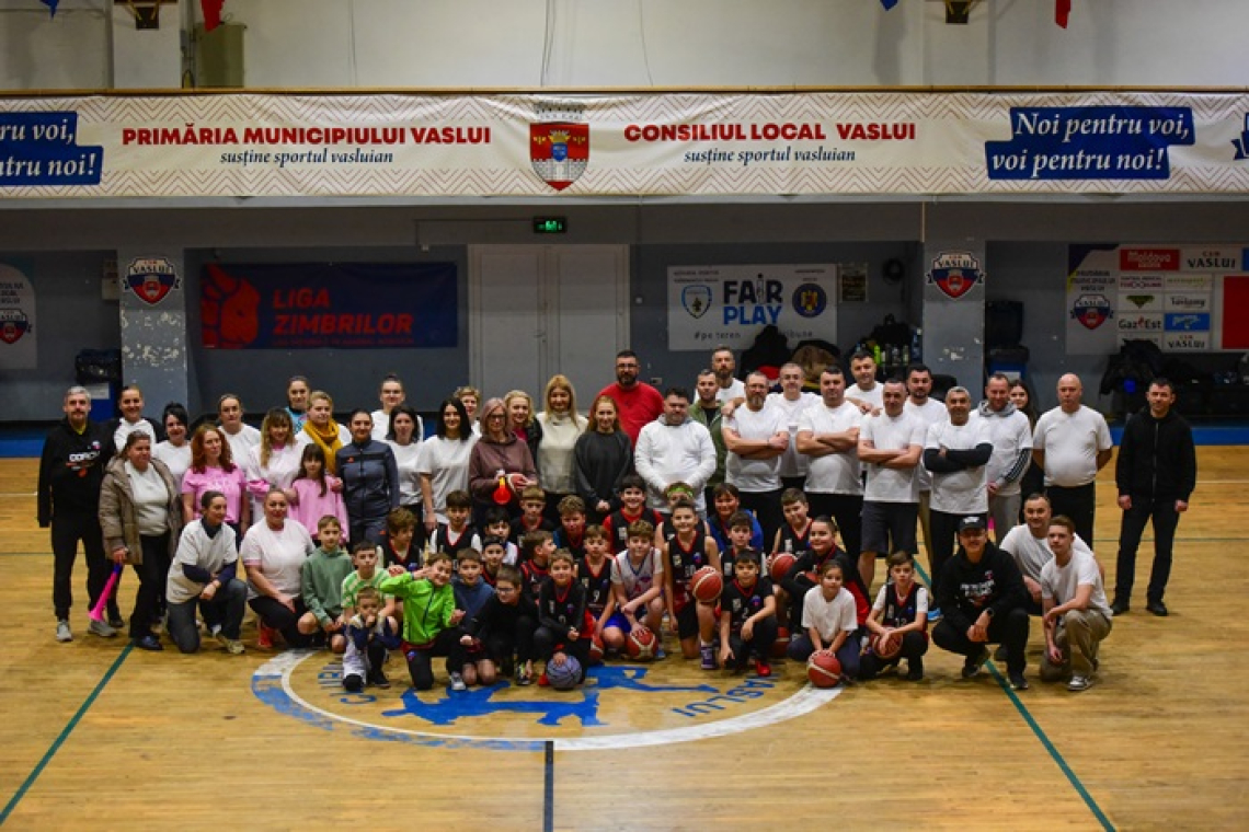 Părinții, provocați de copii la baschet, spectacol total în Polivalenta din Vaslui