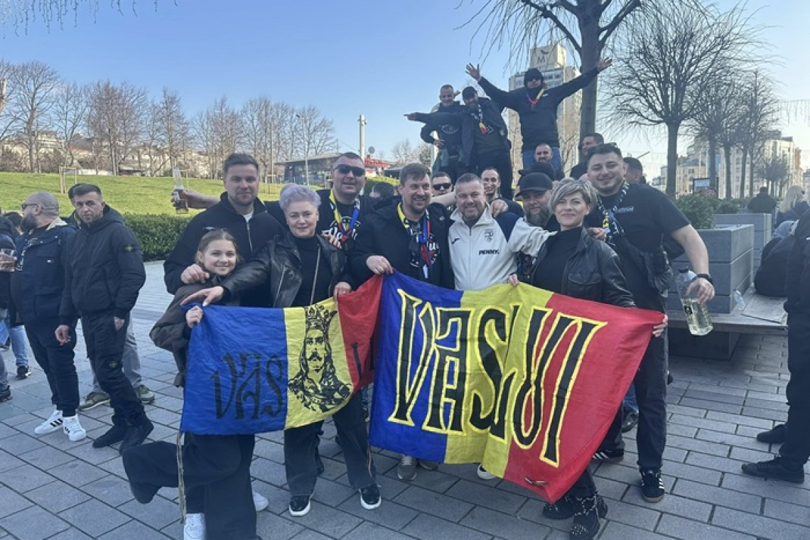 Vasluienii au făcut spectacol la Istanbul: drapelul cu inscripția „Vaslui” a strălucit în tribune, în ciuda eșecului României