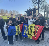 Vasluienii au făcut spectacol la Istanbul: drapelul cu inscripția „Vaslui” a strălucit în tribune, în ciuda eșecului României