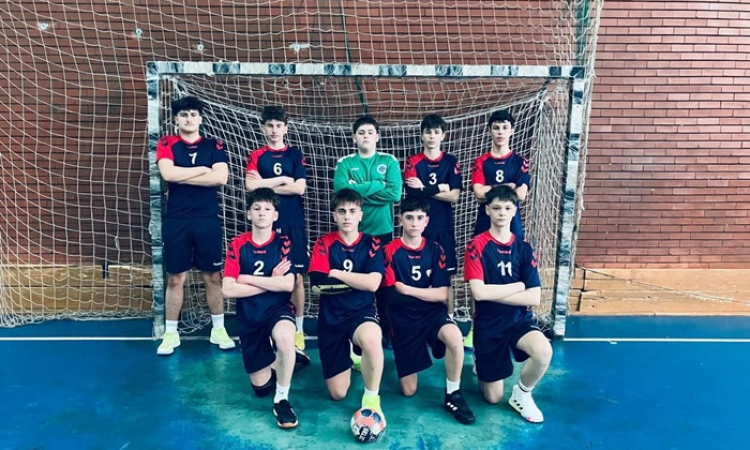 „Plecat-am 9 din Vaslui și cu sergentul Cristi Enache” – bronz regional pentru Școala „Mihail Sadoveanu” la handbal gimnazial