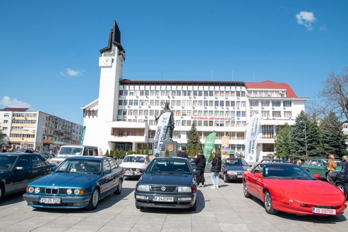 Retroparada Primăverii, spectacol al eleganței auto în centrul Vasluiului: „Muzeul pe roți” continuă să inspire generații