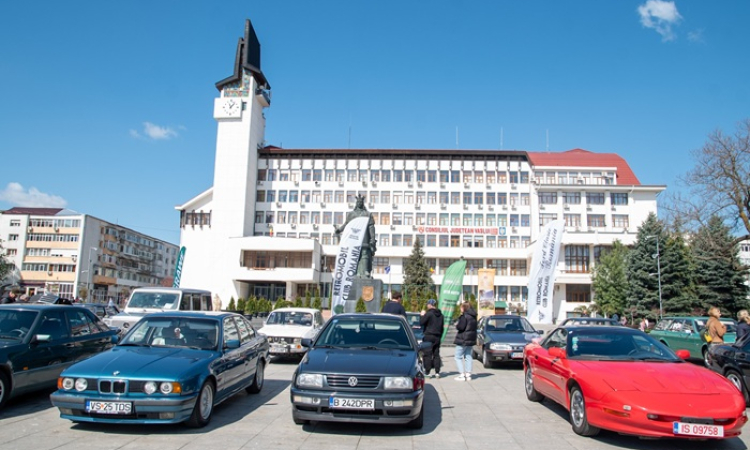 Retroparada Primăverii, spectacol al eleganței auto în centrul Vasluiului: „Muzeul pe roți” continuă să inspire generații