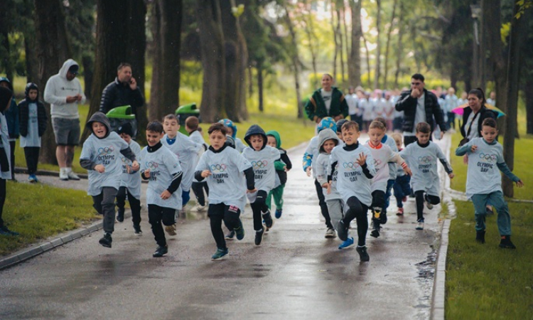 „Crosul Copiilor” la Vaslui: sute de elevi pe traseele din Copou și o zi dedicată sportului și fair-play-ului