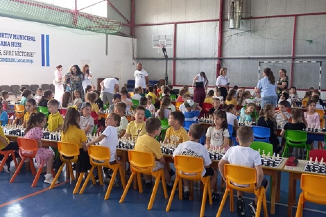 „Festivalul Grădinițelor Hușene” a transformat sala de sport din Huși într-un regal al șahului pentru cei mai mici