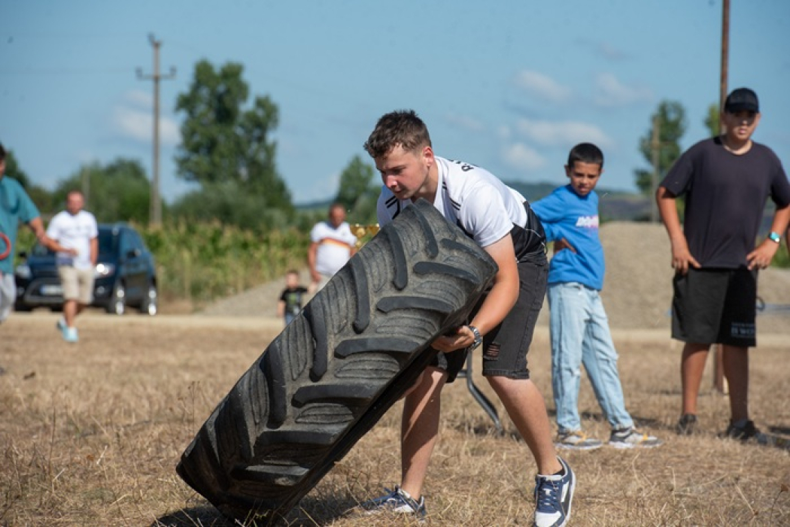 Forță, viteză și distracție la Dragomirești! „Marile Concursuri Tradiționale” au transformat izlazul de la Băbuța într-o adevărată arenă