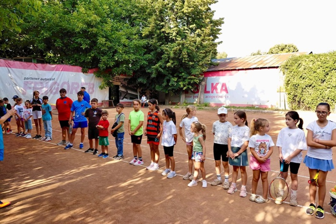 Biserica unde copiii descoperă „sportul alb”! Zeci de mici vasluieni au învățat tenis la Moara Grecilor