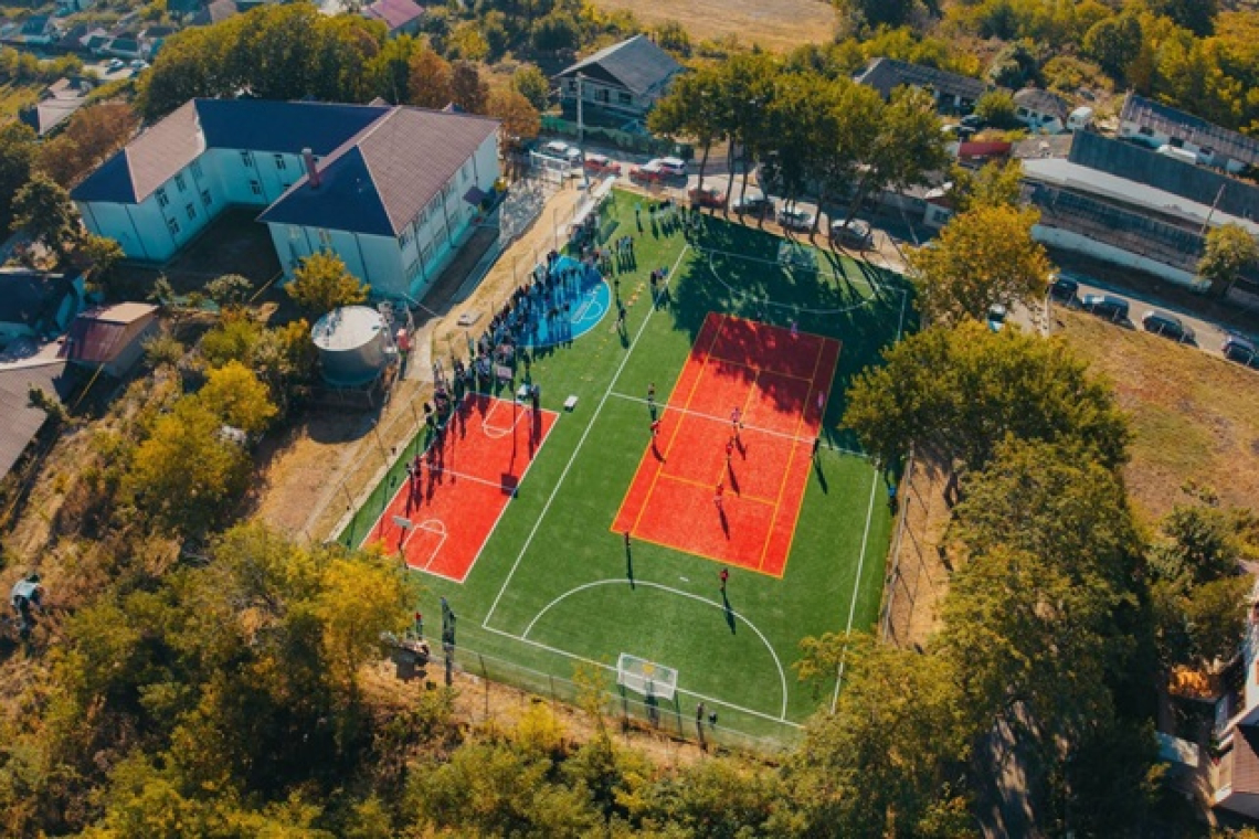 Teren sintetic nou la Școala „Alexandru Ioan Cuza” din Brodoc. Elevii au inaugurat baza sportivă prin competiții