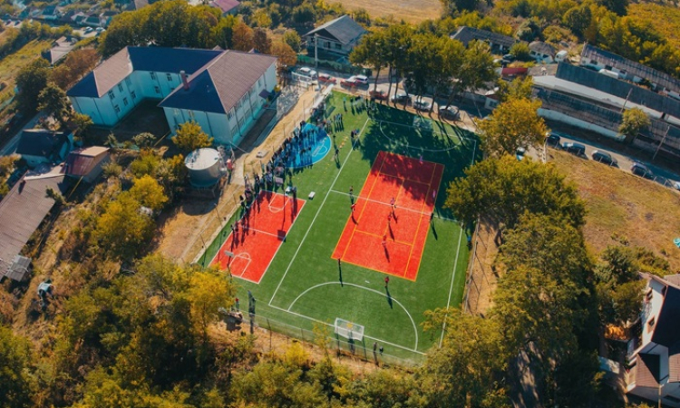 Teren sintetic nou la Școala „Alexandru Ioan Cuza” din Brodoc. Elevii au inaugurat baza sportivă prin competiții