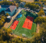 Teren sintetic nou la Școala „Alexandru Ioan Cuza” din Brodoc. Elevii au inaugurat baza sportivă prin competiții