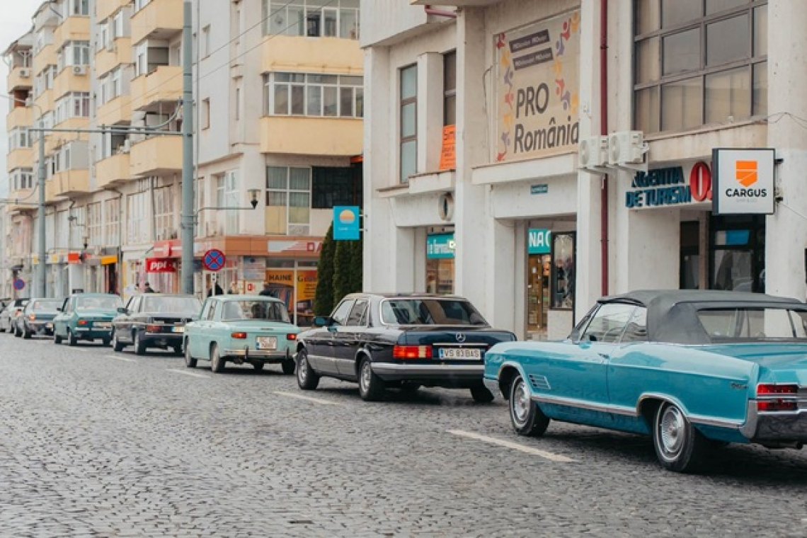 Bijuterii pe patru roți, la Vaslui! „Retro Parada Toamnei” a scos în stradă automobile care au făcut istorie