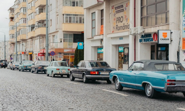 Bijuterii pe patru roți, la Vaslui! „Retro Parada Toamnei” a scos în stradă automobile care au făcut istorie